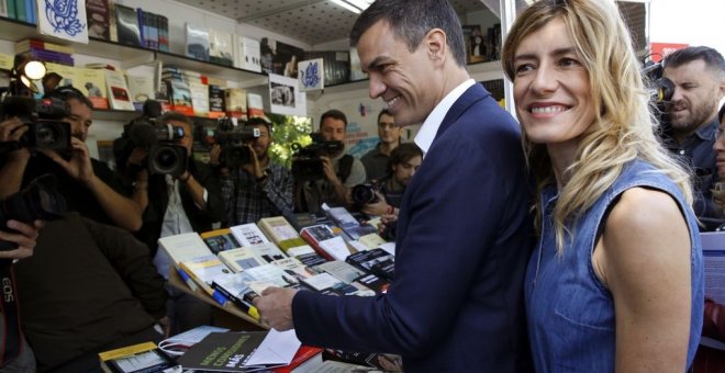 Pedro Sánchez durante su visita a la 75 edición de la Feria del Libro de Madrid.- EFE