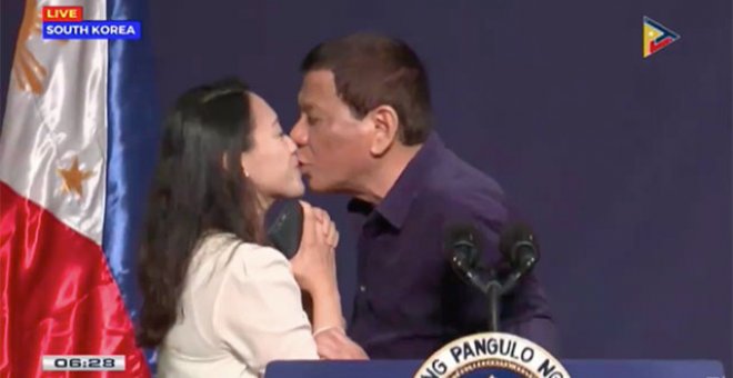 El presidente de Filipinas, Rodrigo Duterte, pide a una trabajadora de su país que le bese en la boca.
