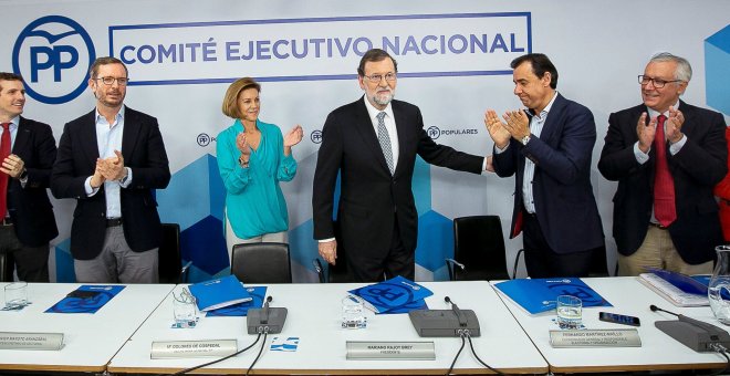 Mariano Rajoy recibe el apluso de los dirigentes del PP tras anunciar ante el Comité Ejecutivo Nacional del partido que deja la Presidencia de la formación. EFE/Tarek