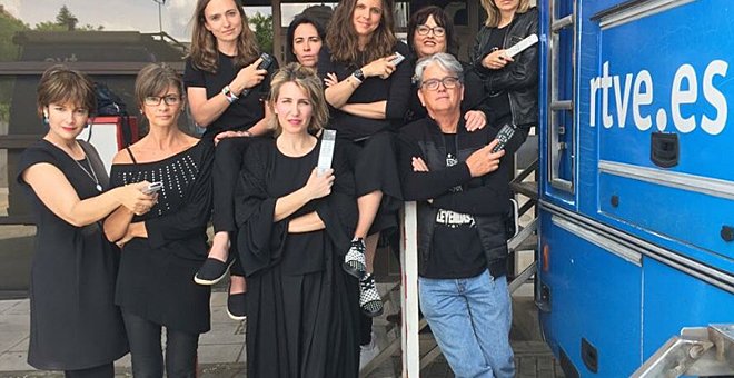 Trabajadoras de RTVE, vestidas de negro en apoyo a la protesta de los 'Viernes negros'. CONSEJO DE INFORMATIVOS DE RTVE