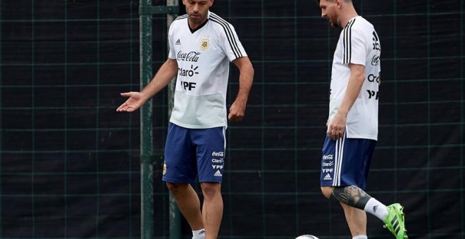 Los jugadores de la selección argentina Javier Mascherano y Lionel Messi (d) durante un entrenamiento. / EFE
