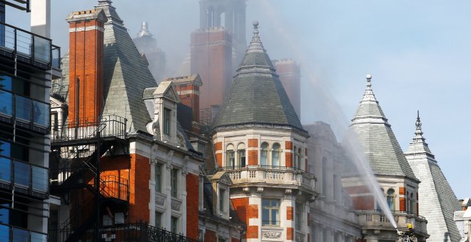 Bomberos apagando el incendio en el hotel Mandarin Oriental de Londres./REUTERS