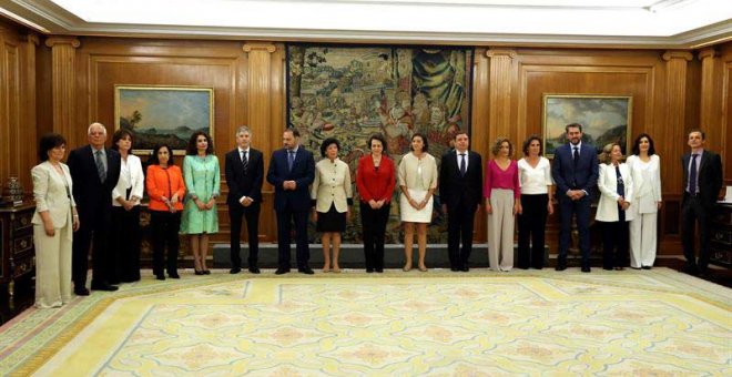Las nuevas ministras y ministros designados por Pedro Sánchez esperan para prometer su cargo ante el Rey Felipe Felipe VI. (J.J.GUILLÉN | EFE)
