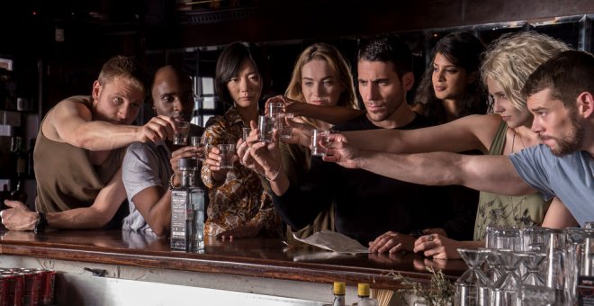Los 'sensates' brindan en un bar en el capítulo final de 'Sense8'.