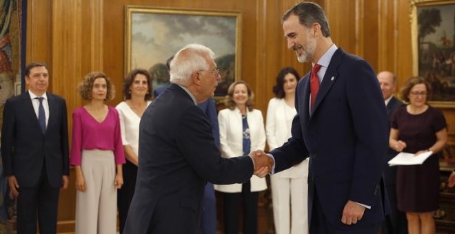 El nuevo ministro de Asuntos Exteriores del Gobierno de Pedro Sánchez, Josep Borrell, saluda al rey Felipe VI, tras prometer du cargo hoy en el Palacio de la Zarzuela. /EFE