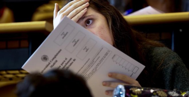 Una estudiante espera para realizar los exámenes de la Evaluación de Bachillerato para el Acceso a la Universidad, en la Facultad de Odontología de la Universidad Complutense de Madrid. - EFE