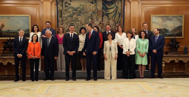 Los nuevos ministros, acompañados del Rey Felipe Felipe VI (c), y el presidente del gobierno Pedro Sánchez. /EFE