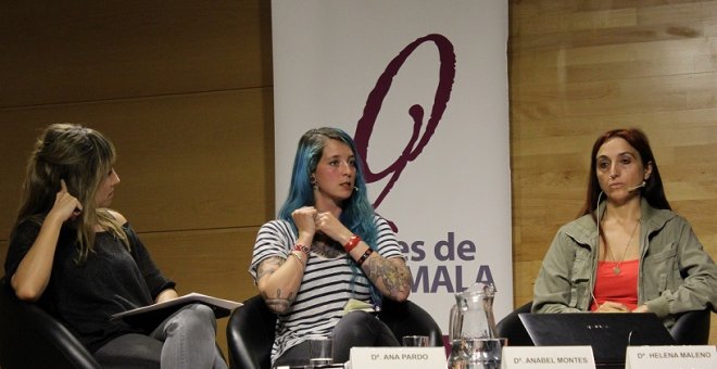 Las activistas Helena Maleno, a la izquierda, y Anabel Montes, a la derecha, en el encuentro ‘El naufragio de los Derechos Humanos en el Mediterráneo’ / PÚBLICO