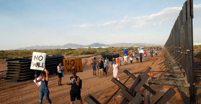 Protestas contra el muro de Trump en la frontera entre México y Estados Unidos. (JOSÉ LUIS GONZÁLEZ | REUTERS)