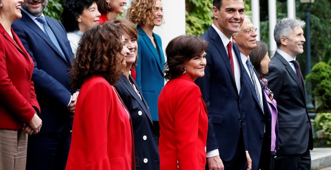 El presidente del Gobierno, Pedro Sánchez (4ºd), posa para la foto de familia con el resto del Ejecutivo tras la primera reunión del Consejo de Ministros. EFE/Chema Moya