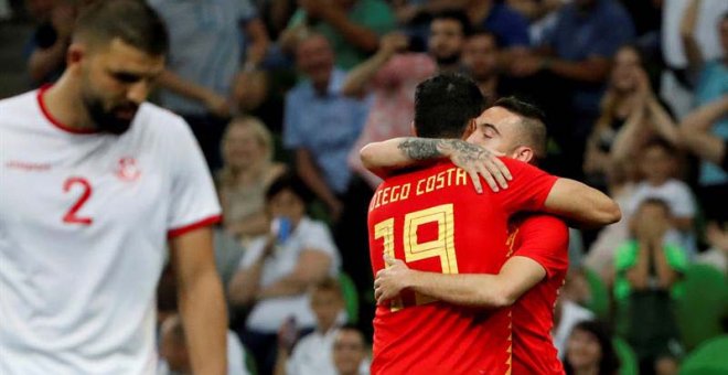 Diego Costa y Iago Aspas se abrazan tras el gol de España. (EFE)