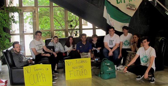 Un grupo de estudiantes ha pasado su tercera noche encerrados en el rectorado de la Universidad de Extremadura. /EFE