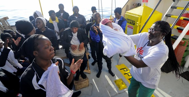 Los inmigrantes a bordo del barco Aquarius siguen esperando a que alguien les permita desembarcar. /REUTERS