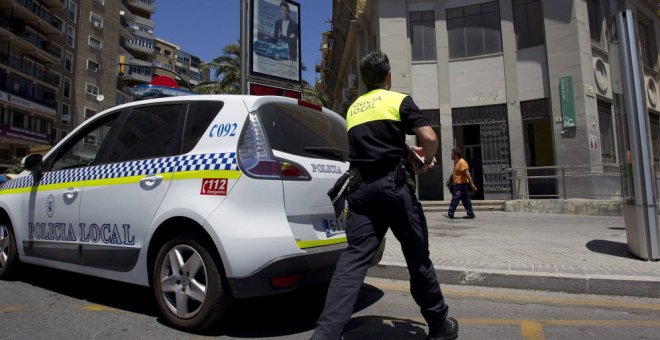 Una foto de archivo de un policía local. / EFE