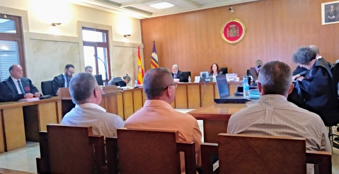 Los acusados por homofobia a una policía local de Palma, en el juicio. EUROPA PRESS