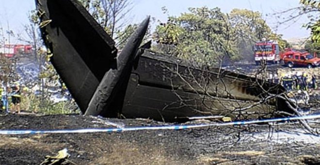 Restos del aparato de Spanair tras el accidente en el aeropuerto de Barajas, en agosto de 2008.