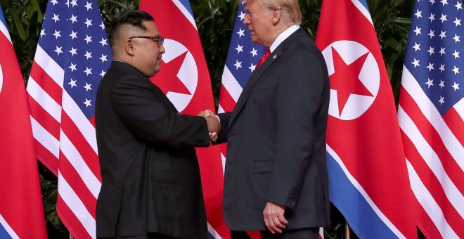El presidente de EEUU, Donald Trump, y el líder norcoreano Kim Jong Un se saludan en la cumbre de Singapur. /REUTERS