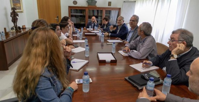 Reunión que mantuvieron este lunes los representantes de los alumnos con el rector de la Universidad de Extremadura. /EFE