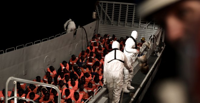 Decenas de migrantes son rescatados por el buque Aquarius en medio del mar Mediterráneo. /REUTERS