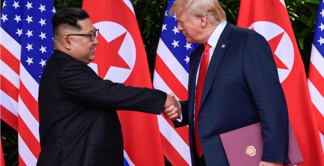 El presidente de Estados Unidos y el líder de corea del Norte estrechan la mano tras un histórico encuentro en Singapur. / Reuters