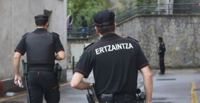 Dos agentes de la Ertzaintza. / EFE