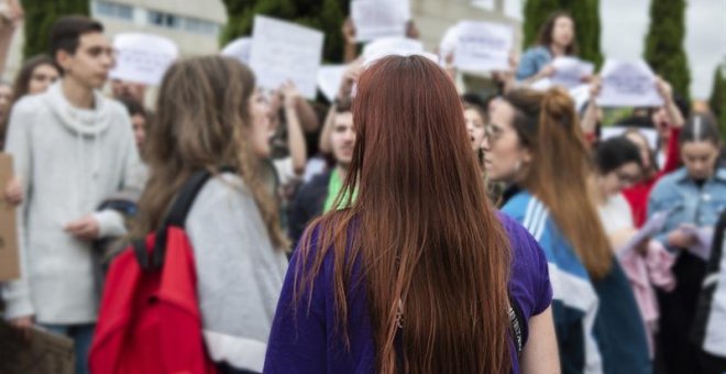 08/06/2018.- Estudiantes de Bachillerato se manifiestan frente a la Facultad de Filosofía y Letras del Campus de Cáceres después de que la Universidad de Extremadura (UEx) haya decidido repetir varios exámenes de la Evaluación para el Acceso a la Universi