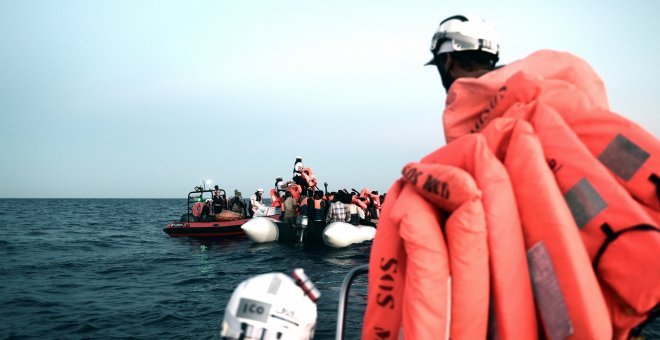 Rescate de una embarcación de migrantes en aguas del Mediterráneo central.- REUTERS