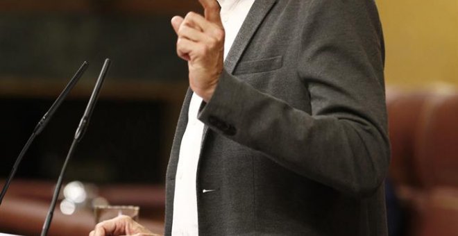 El diputado de Ciudadanos, Toni Cantó, durante su intervención en el Pleno del Congreso de los Diputados, esta tarde en Madrid. EFE/JP Gandul