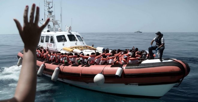 Decenas de inmigrantes a bordo de una lancha para ser transportados a los barcos italianos que acompañan al Aquarius. /SOS MEDITERRANÉE
