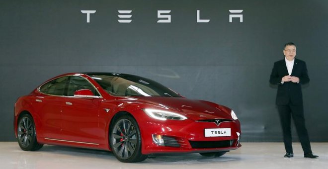 YON02. GIMPO (COREA DEL SUR), 12/06/2018.- Fotografía de archivo del 26 de febrero de 2018, del Tesla modelo S P100D durante su presentación en un evento en Gimpo, provincia de Gyeonggi (Corea del Sur). Elon Musk anunció hoy que el fabricante de automóvil