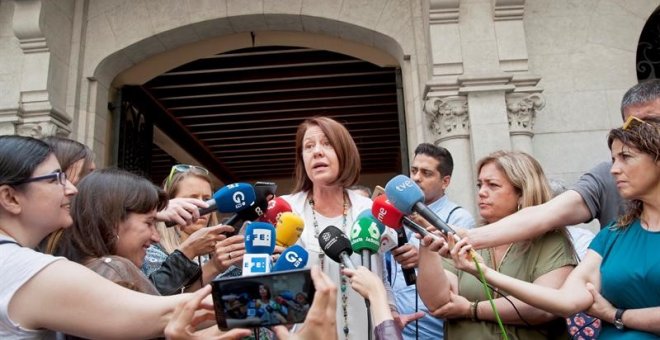 L'alcaldessa Marta Madrenas atén els mitjans de comunicació per informar sobre l'entrada a l'ajuntament d'agents de la Guàrdia Civil / EFE Robin Townsend