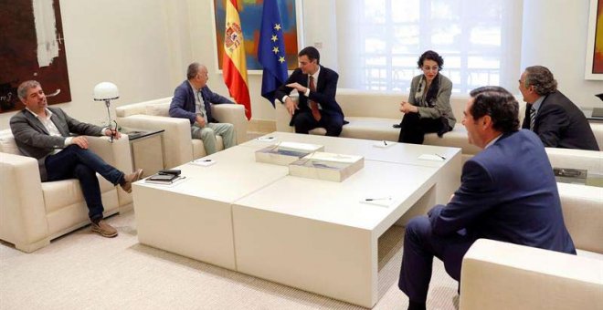 El presidente del Gobieno, Pedro Sánchez (3i), acompañado por la ministra de Trabajo, Magdalena Valerio (3i), recibe al presidente de CEPYME, Antonio Garamendi (d), el presidente de la CEOE, Juan Rosell (2d), el secretario general de UGT, Pepe Álvarez (2i