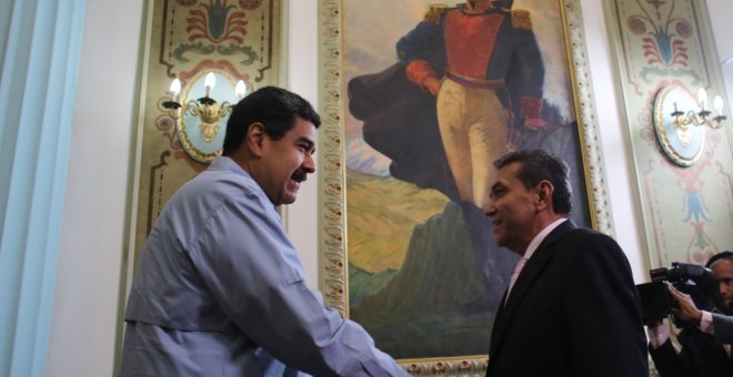 Nicolás Maduro saluda al gobernador opositor de Mérida, Ramón Guevara. EFE/Archivo
