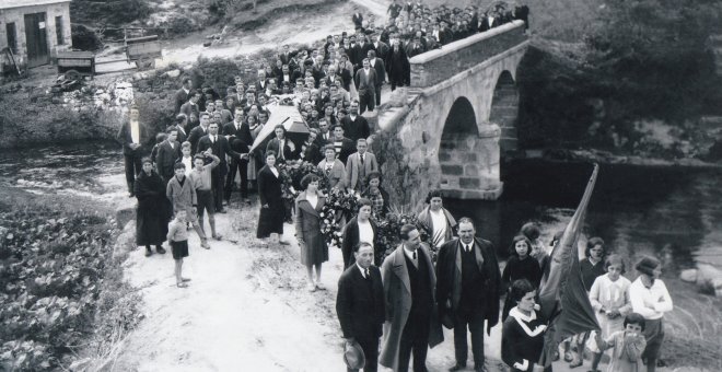 Luis Trigo, en un entierro laico en Mondoñedo en abril de 1936.