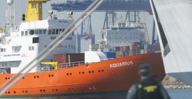 Un agente observa la llegada del Aquarius al puerto de Valencia. - AFP
