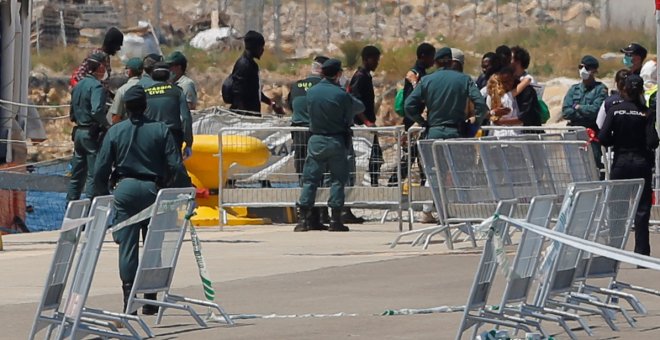 Varios de los migrantes  desembarcan en el puerto de Valencia tras ser rechazos hace una semana por Italia.- REUTERS