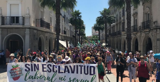 Miles de personas se manifiestan en Huelga, una convocatoria organizado por el SAT, CNT y CGT / Raúl Bocanegra