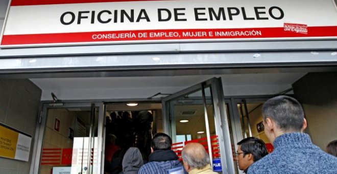 Personas desempleadas en una oficina de empleo/EFE
