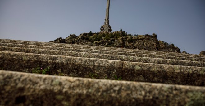 Vista de la Cruz de 150 metros de alto que corona la Basílica del Valle de los Caídos. REUTERS/Juan Medina