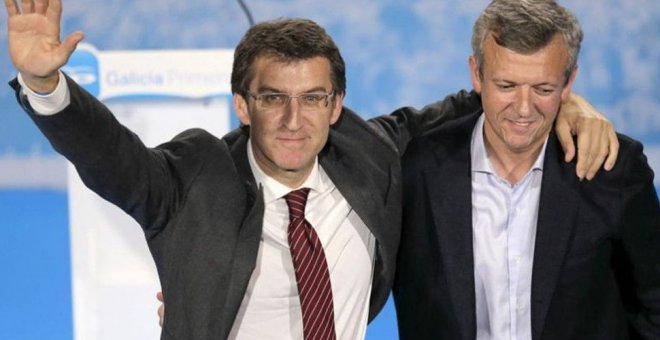 El presidente de la Xunta de Galicia, Alberto Núñez Feijó, con el vicepresidente del Ejecutivo autonómico, Alfonso Rueda, en un acto del partido. EFE
