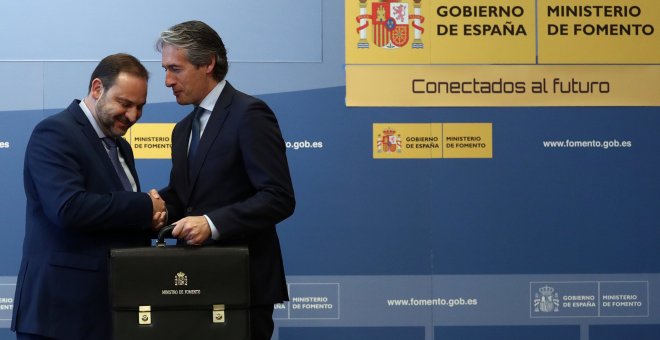 José Luis Abalos, ministro de Fomento, recibe su cartera de manos del exministro, Íñigo de la Serna. / REUTERS
