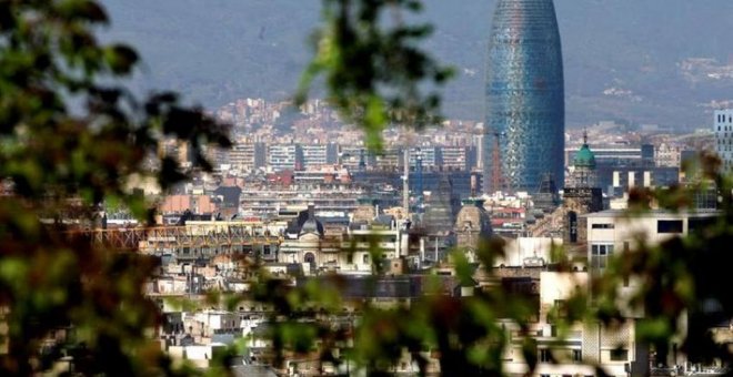 Vista panorámica de la ciudad de Barcelona con la Torre Agbar. / EFE