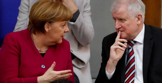 La canciller alemana Angela Merkel conversa con  Horst Seehofer, ministro del Interior de su Gobierno, el pasado mes de marzo. (REUTERS | ARCHIVO)