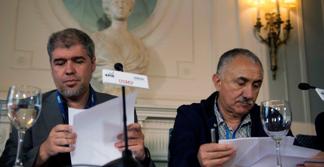 El secretario general de CCOO, Unai Sordo, junto al secretario general de UGT, Pepe Álvarez. / EFE