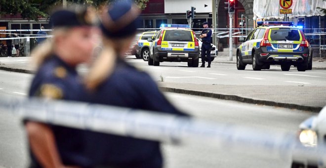 La Policía sueca, en el lugar del tiroteo en Malmo. REUTERS