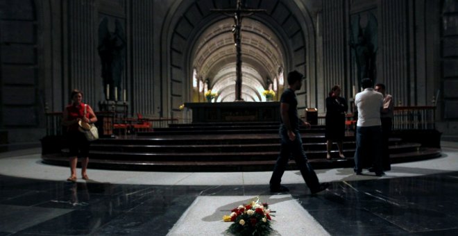 Varias personas pasan por delante de la tumba del dictador Francisco Franco en el altar mayor de la Básilica del Valle de los Caídos. REUTERS/Andrea Comas