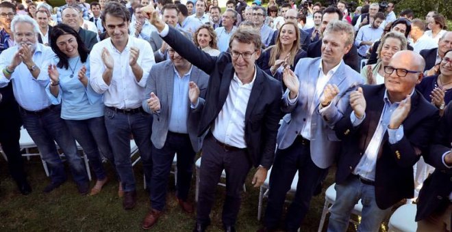 El presidente de la Xunta Alberto Núñez-Feijóo (c), saluda tras su comparecencia de esta tarde en la que anunció su intención de quedarse en Galicia y no concurrir en la carrera para relevar a Mariano Rajoy como líder del PP. (XOAN REY | EFE)