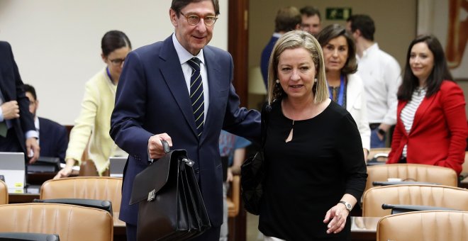 El presidente de Bankia, José Ignacio Goirigolzarri, junto a la diputada Ana Oramas, presidenta de la Comisión de Investigación de la crisis financiera y rescate bancario del Congreso de los Diputados, momentos antes de su comparecencia ante dicha comisió