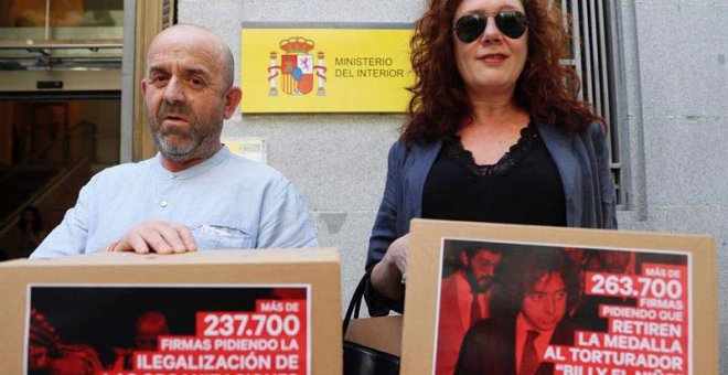 El portavoz de la Asociación para la Recuperación de la Memoria Histórica, Bonifacio Sánchez, y la periodista Cristina Fallarás, posan ante el Ministerio del Interior. (FERNANDO ALVARADO | EFE)