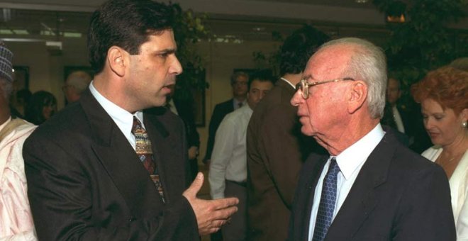 Gonen Segev habla con el que fuera primer ministro de Israel, Isaac Rabin, en una imagen fechada a principios de los 90. (REUTERS)